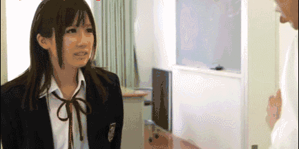 搞笑gif:妹子 你这样玩太嗨了 你朋友受的了吗