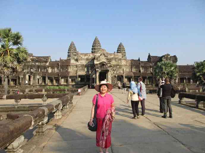 越南女孩为了凉爽,穿这服饰就出门了,游客:还是