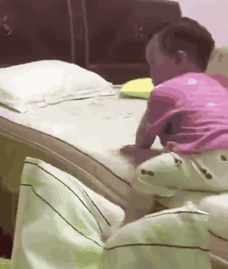 1岁宝宝想下床, 无奈腿短踩不到地, 宝宝用了一