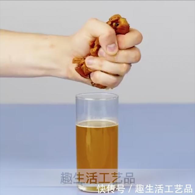 自制苹果汁,直接用手就可以榨出汁来,学会的人