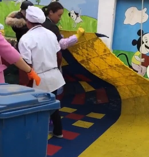 幼儿园大扫除,幼师抱怨太辛苦,家长:交那么多钱