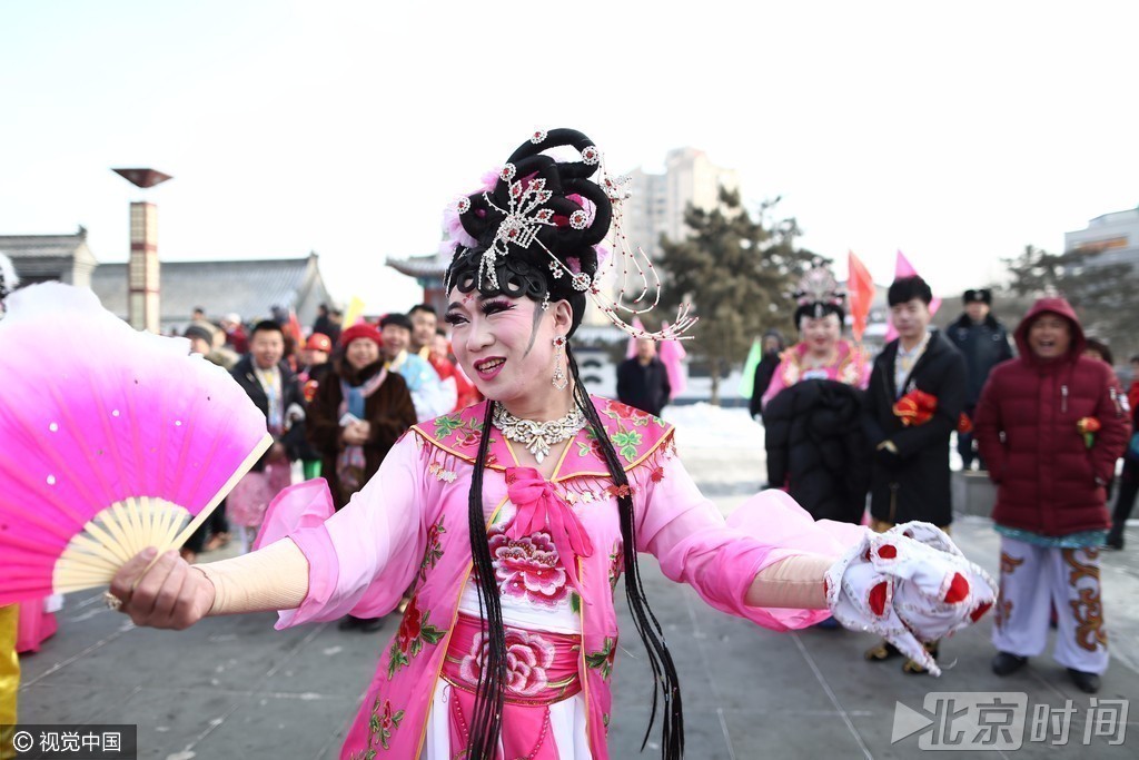 男子反串美女跳秧歌 市民直呼"辣眼睛"