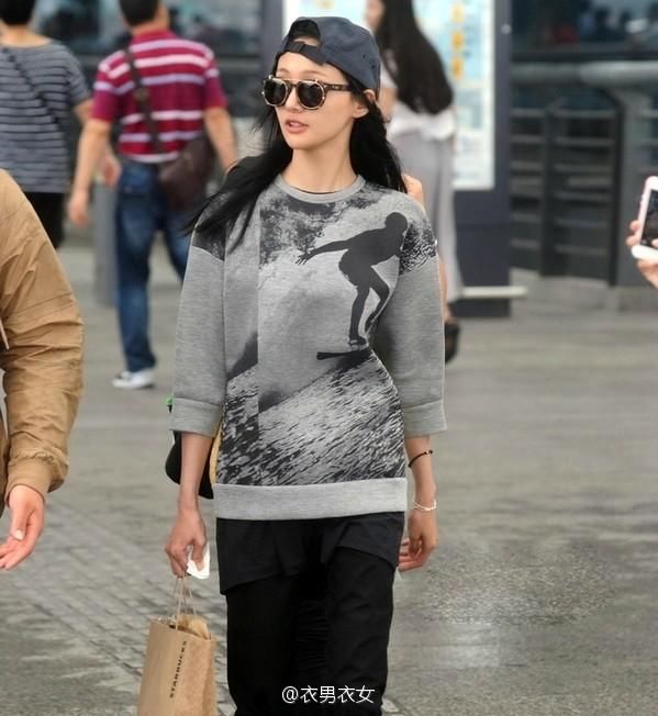 有人说郑爽喜欢穿黑色的衣服是因为心里黑暗,