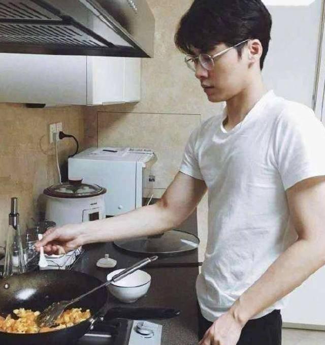 百花影帝李易峰豪宅曝光,网友:买房还是买鞋!