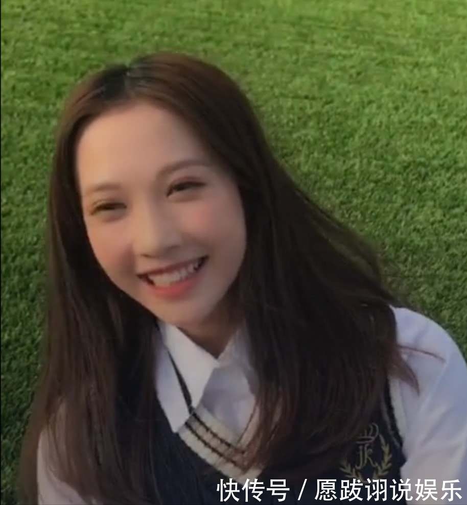 网红小甜甜正式入驻抖音,一不小心露出蚂蚁腰