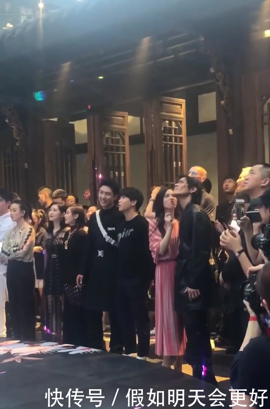 郭碧婷嘟嘴对向佐求亲亲,向佐反应好甜,网友却