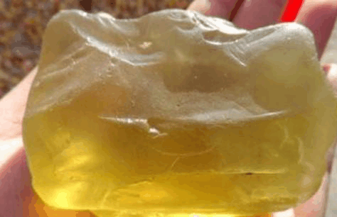 农村女子河边洗衣时, 捡到块透明石, 鉴定后,