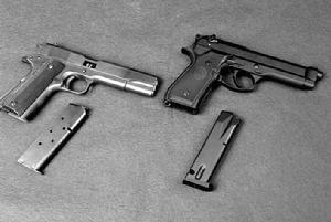 狼门血影 手枪     比利时fn国营兵工厂制造的勃朗宁手枪种类较多