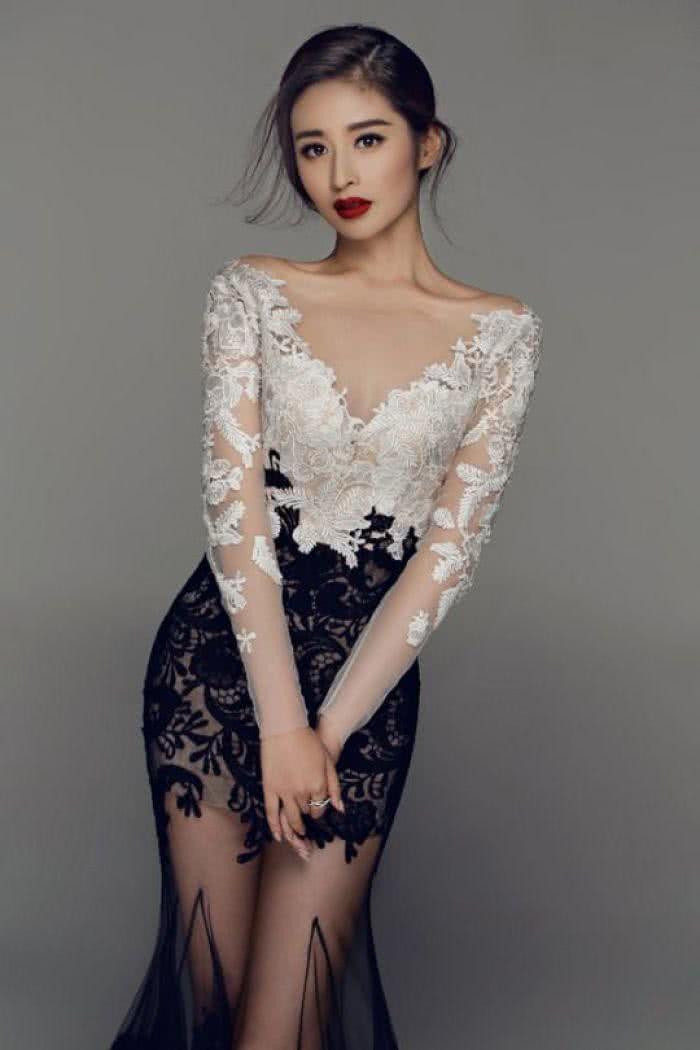 颖儿拖鞋短裤现身机场,大长腿迷人,蜜月的她如此豪放!