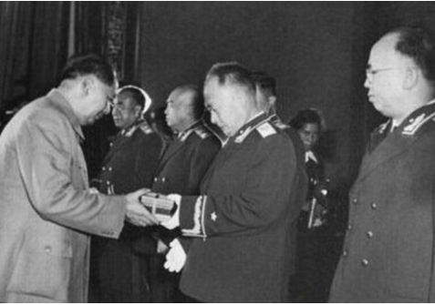 1955年授衔时，为何三大元帅齐去找毛主席替他说情？毛主席却只说