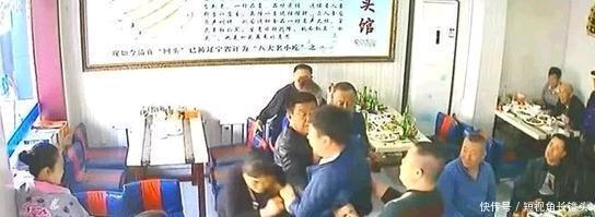 见姑娘漂亮,敬酒不成,动手打人,光天化日太嚣张