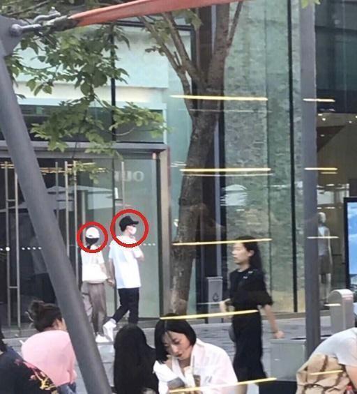两次疑似偶遇赵丽颖和冯绍峰，五张照片全方位对比：这是圈套