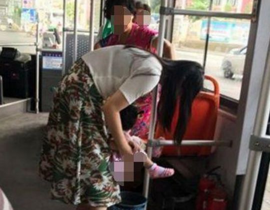 男子主动给抱小孩妇女让座，可之后妇女的举动，让全车人无奈下车