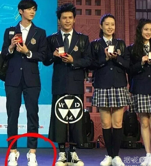 鹿晗为什么总喜欢合影垫脚呢?因为他是C罗的