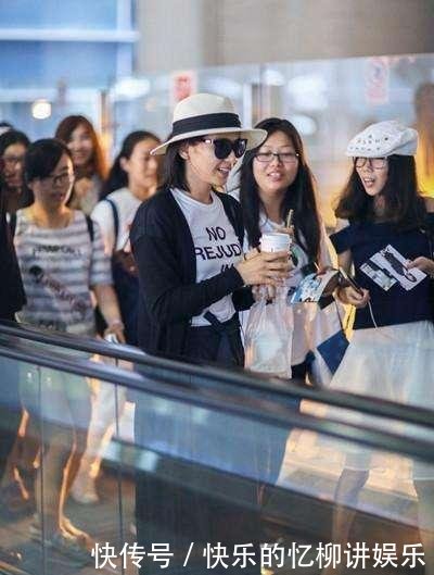 机场偶遇刘涛和袁泉 一个低调独行, 一个受人追