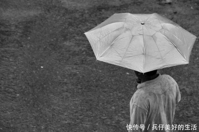 老公死后给妻子托梦,妻子到坟头一看,坟头成这