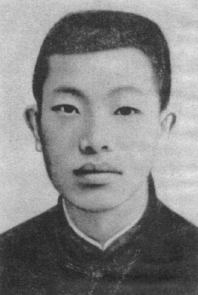 此人是毛主席的同学,资历堪比十大元帅,然而却变成了嗜杀成性的