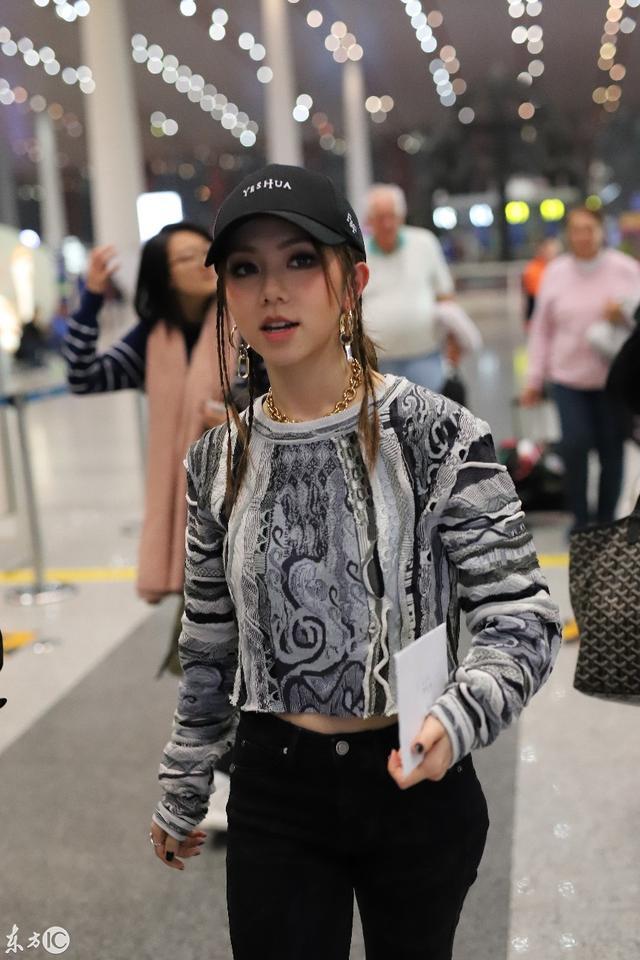 邓紫棋现身机场,蔡依林既视感,发型个性,完全认
