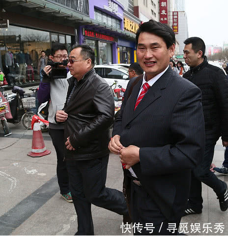 50岁大衣哥近照,准儿媳长相漂亮似明星,儿子高