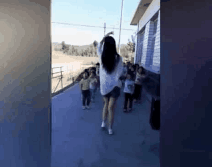 广东90后女孩穿成这样上舞蹈课 网友: 考虑过