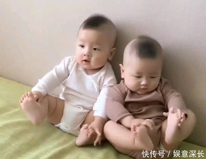 1岁双胞胎宝宝坐在一起玩脚丫,宝宝各种画面,