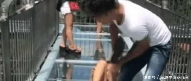 女大学生为追求刺激走玻璃栈道,刚上栈道,结果一幕让人哭笑不得