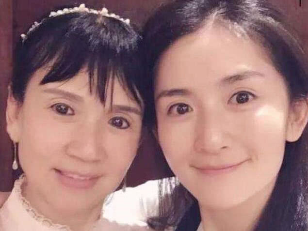 谢娜与父母同框,妈妈和女儿似姐妹,爸爸的鼻子