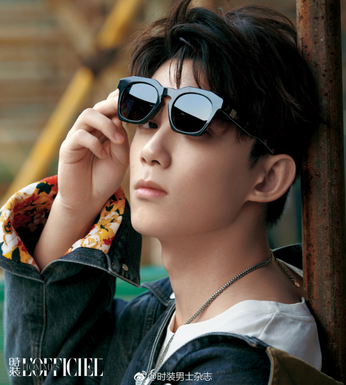 吴磊封面大片来袭,在成都街头,帅酷造型让无数