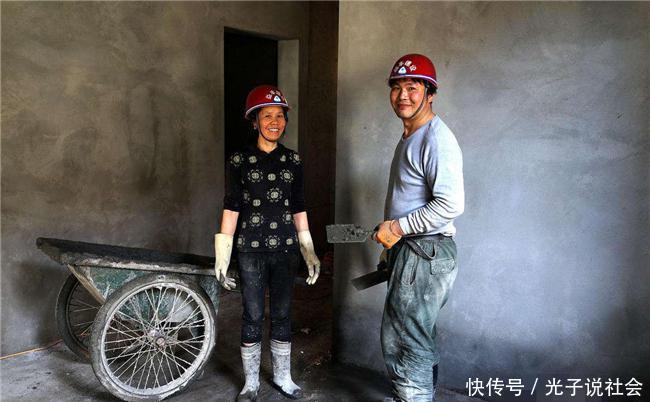 工地上刮腻子的女农民工,一天的收入能有这么