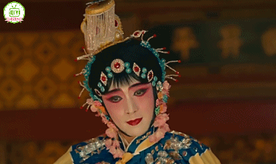 然后小绵羊同学又经常不自觉地挑眉毛,于是,便形成了诡异的八字眉花旦