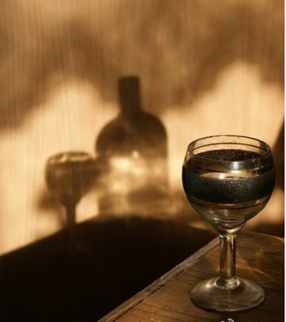 素描杯子和葡萄酒的高清图片