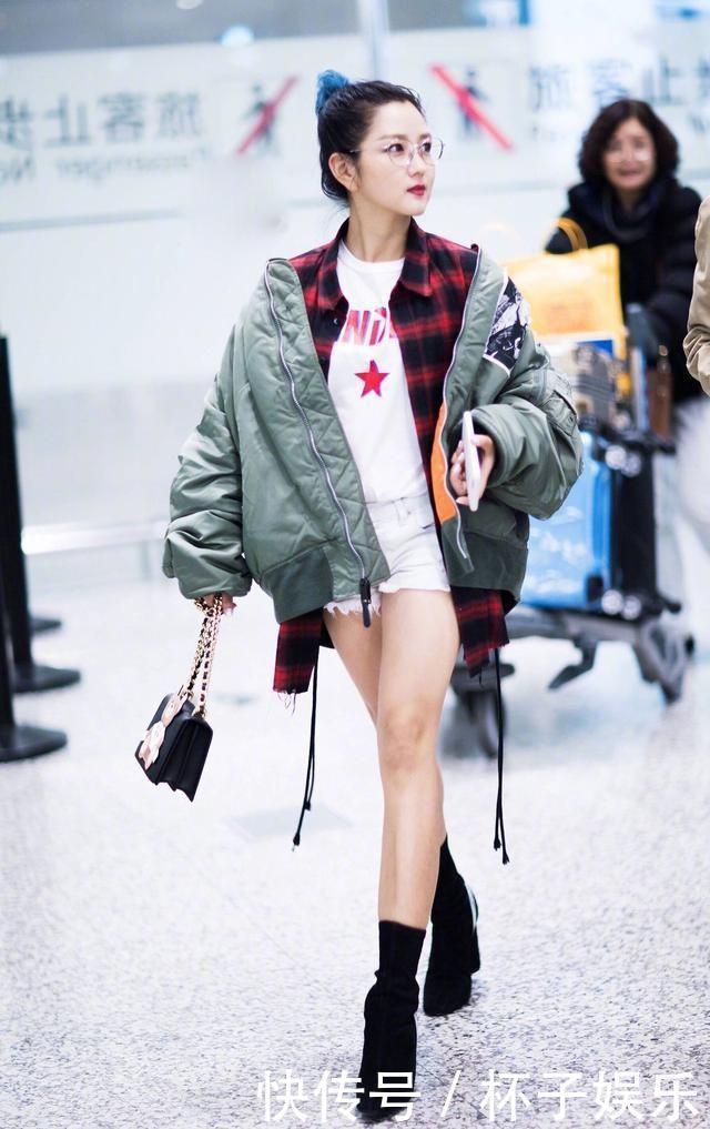 何洁的机场造型真难懂,儿子穿短袖妈妈却裹风