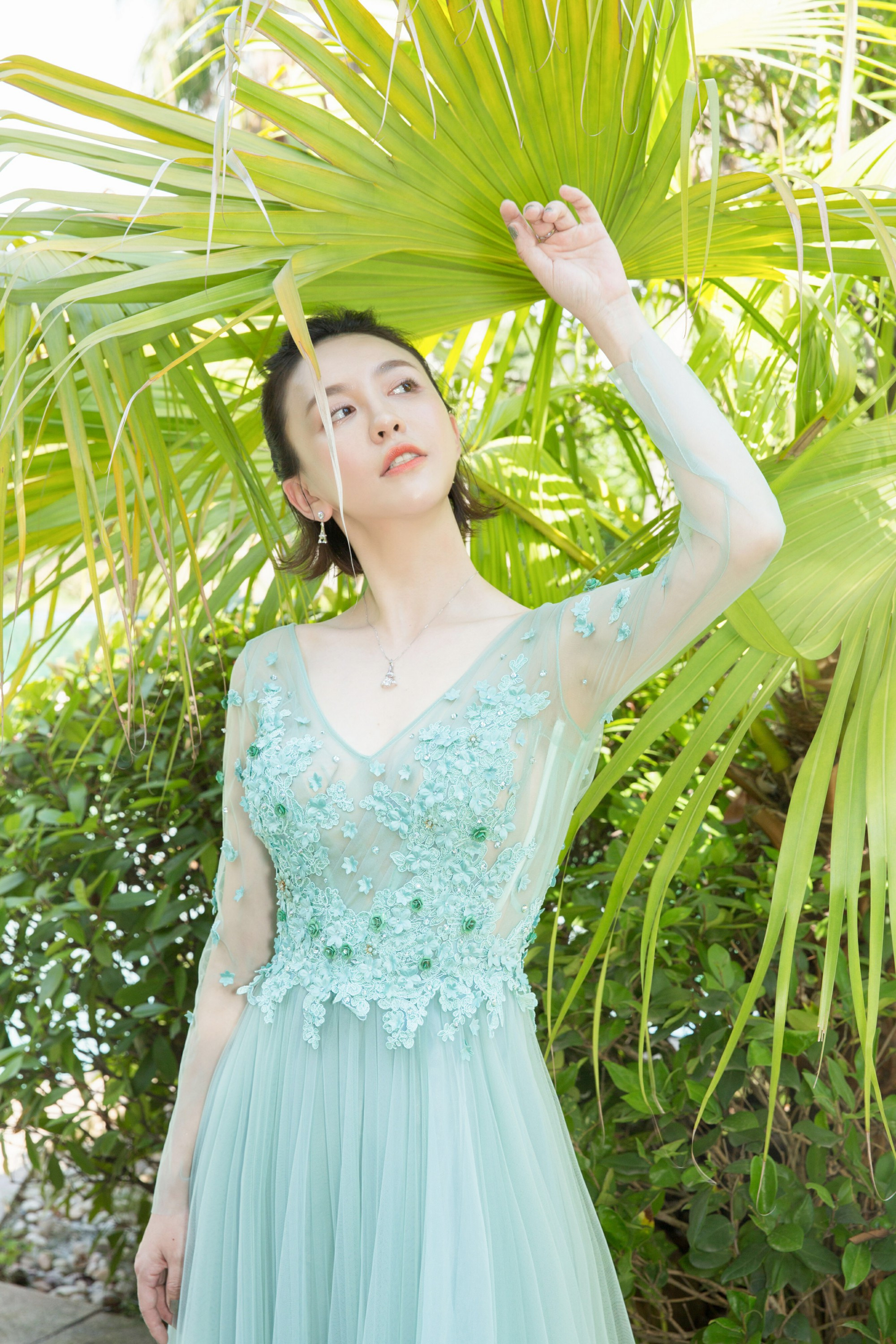 美到我了！吕佳容水心礼服大片 一抹淡绿仙气盎然