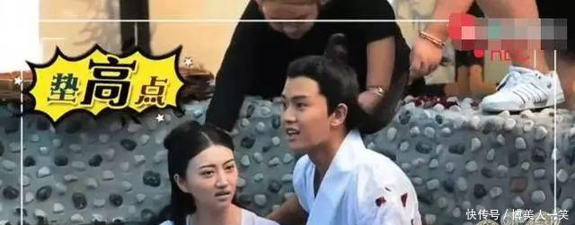 拍戏时身高不够怎么办 沈月站木板, 任嘉伦垫石