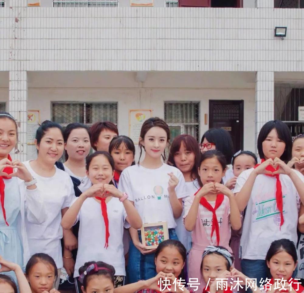 澄清怀孕传闻的赵丽颖清纯装扮做公益, 扎两小