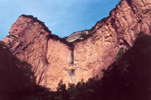 景区概况 嶂石岩景区主要有黄庵垴(主峰)景区,回音壁景区,冻凌背景区