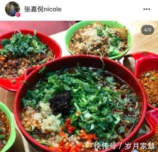 接地气!张嘉倪凌晨12点撸串,7碗辣菜抢镜,吃货