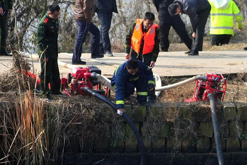 江西校车落水事故图片