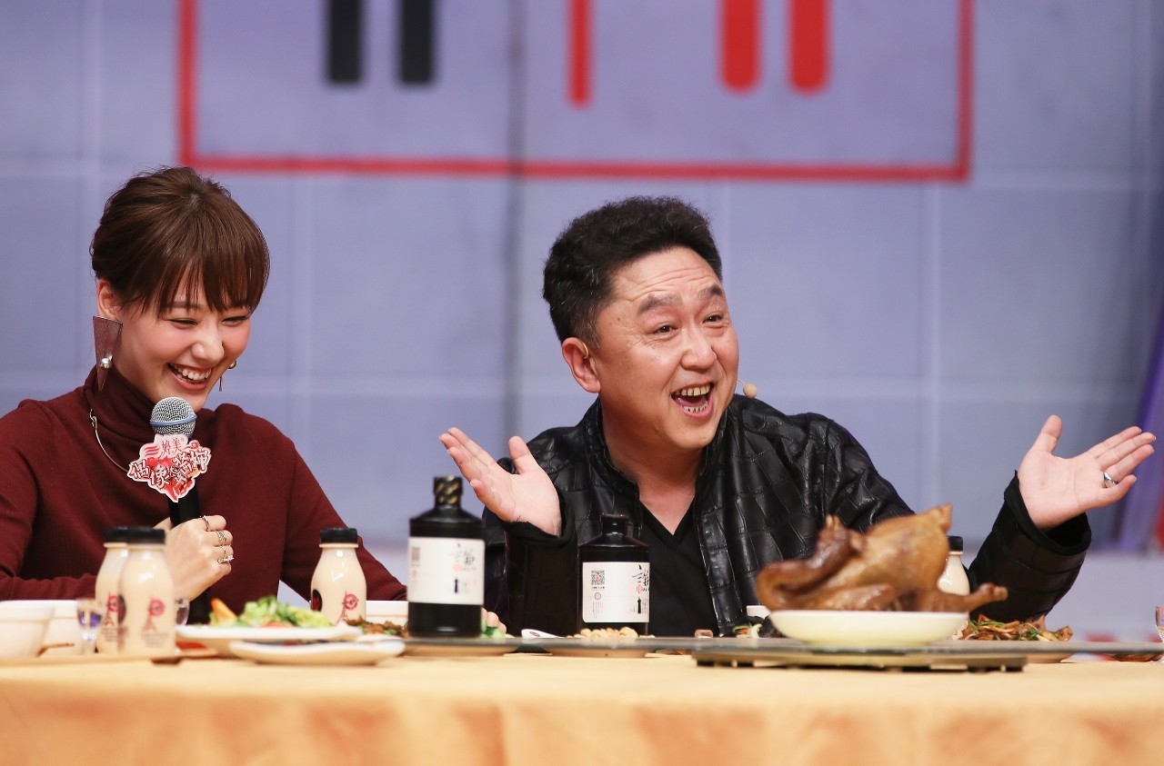 《酱婶》迎收官录制 于谦遇最“野”酒局现场卖萌!