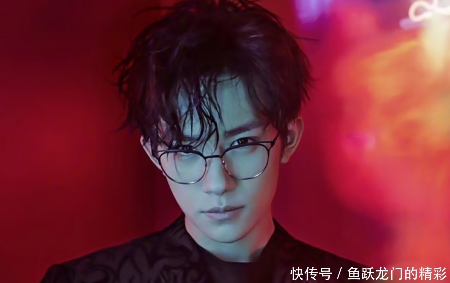 易烊千玺录节目,看到黄子韬躺在何老师怀中,委