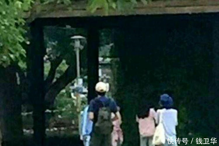 王丽坤林更新同游台湾, 衣着休闲背影恩爱