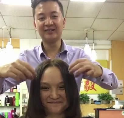 抖音最纯素颜美女火了,发型师拨开头发时,网