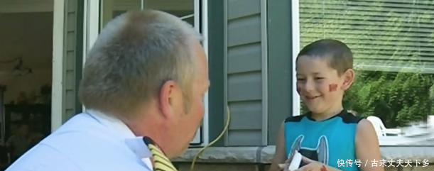 六岁小男孩半夜偷偷起来看动画片,突然闻到一