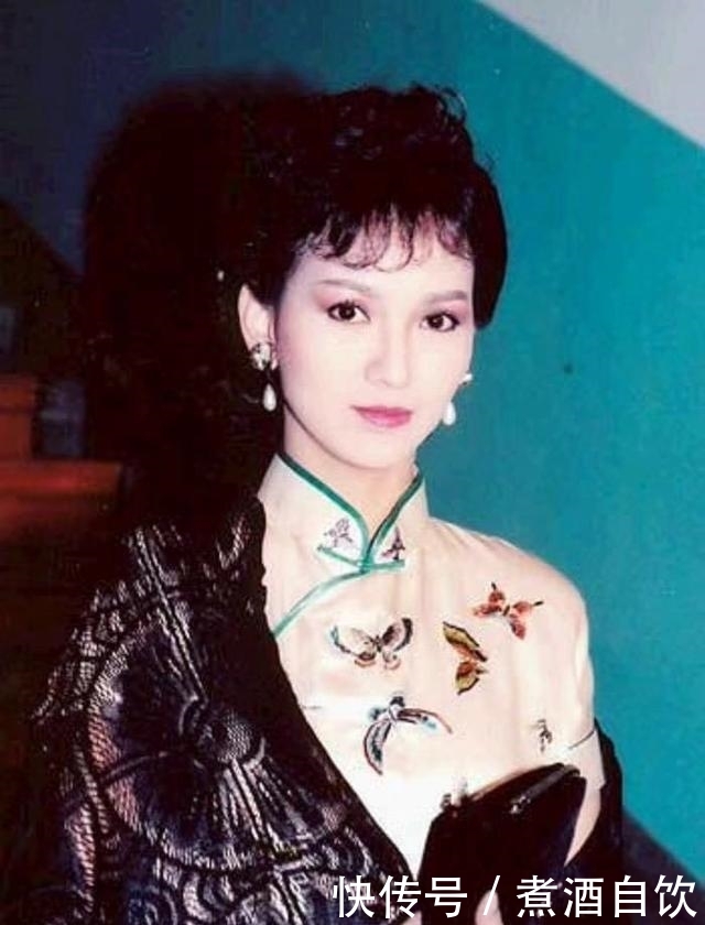 64岁赵雅芝换发型了,空气刘海扎马尾,网友:奶奶