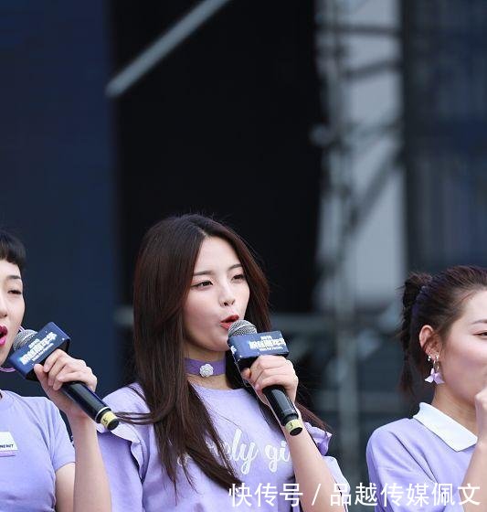 杨超越拖鞋 网友评论两极化 是成名之后膨胀了