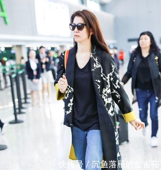 袁咏仪和张智霖到机场, 私服穿搭好时髦, 真是对