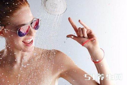 女生洗澡的时候为什么喜欢站着尿尿 原来有这么一个不为人知的小秘密!