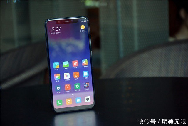 小米8是五月底,小米发布的八周年重磅旗舰机,依然延续了小米一贯的高性价比特性。外观方面,小米8采用玻璃机身设计,正面采用19:9刘海全面屏设计,背面则为3D玻璃后壳,整体设计风格比较像iPhone X,颜值主流。 配置方面,作为一款旗舰机,小米8在硬件配置上表现不错,搭载高通骁龙845八核处理器,6GB运存起,内置容量适中的3400mAh容量电池,运行知名的MIUI 10系统。 小米8售价2699元起,如今购买还赠送小米手环2,性价比突出。小米8搭载骁龙845高端处理器,性能出众,同时具备较好的散热设计