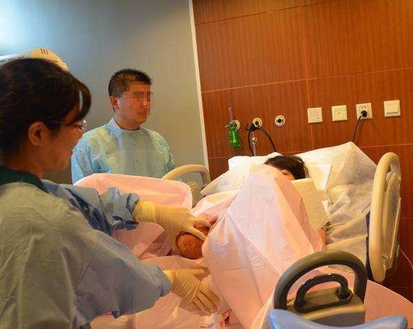 产妇羊水阻塞,丈夫不马上签字抢救,反而大闹医