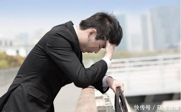 老婆火灾毁容,我抛弃她娶同事,一年后收到一张请柬,看完我慌了